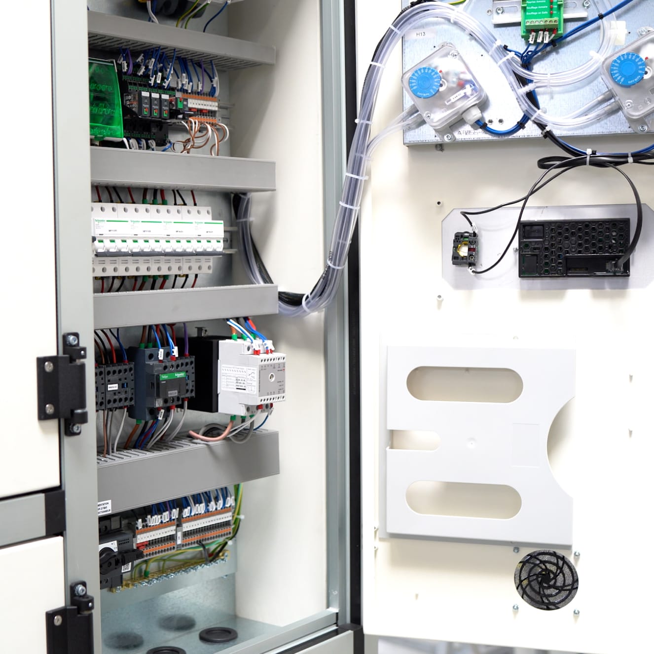 Armoire A2i ouverte intérieur électronique commande